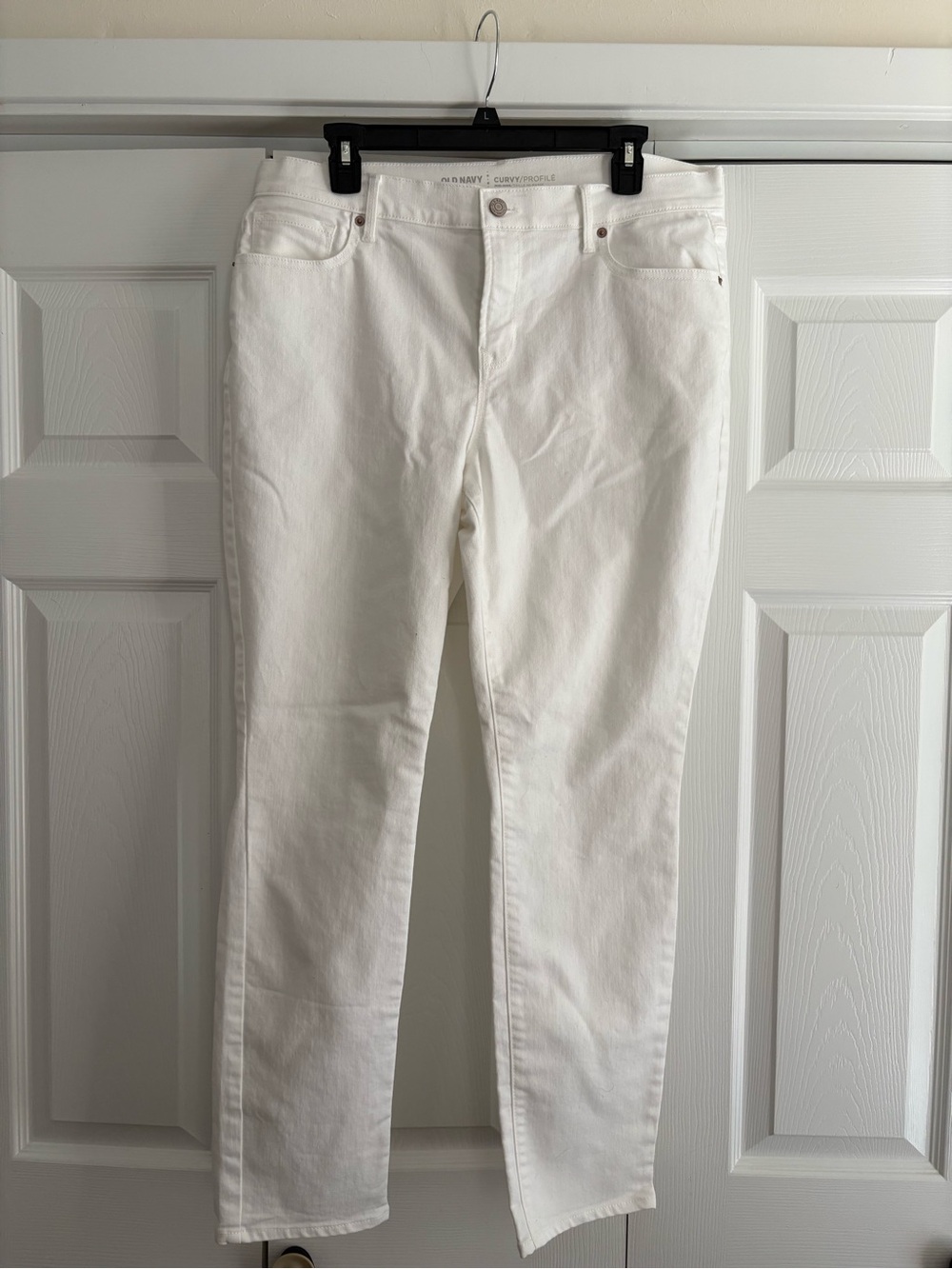 Old Navy White Curvy Profile Mid-rise Jeans. Size 14
